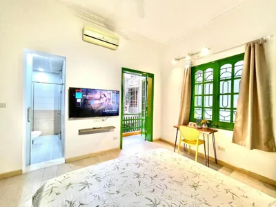带阳台特大床房 — Vitamin Home West Lake