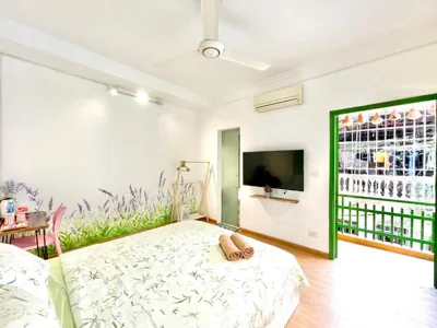 带阳台特大床房 — Vitamin Home West Lake